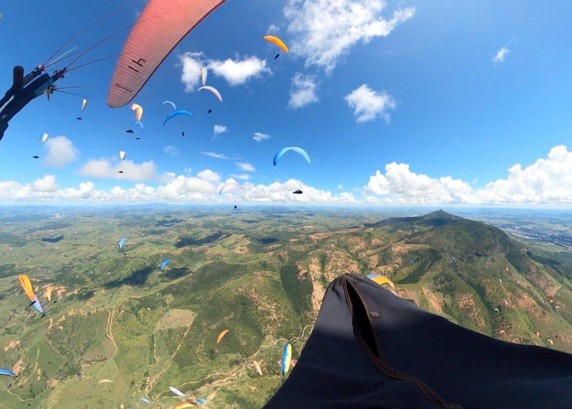 Protagonismo no ar! AGVL é destaque com equipe de parapente.